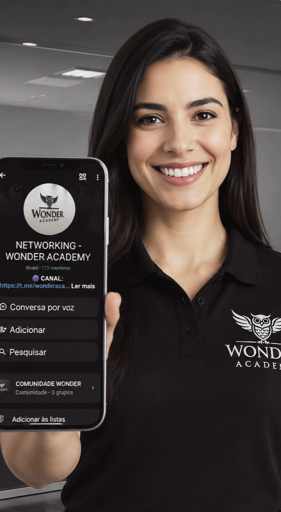 Mulher segurando celular com o grupo Wonder Academy